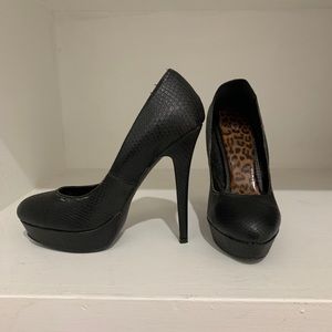 Black Pumps